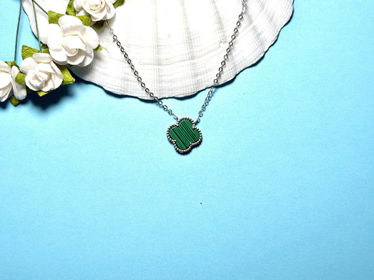 Leaf design necklace